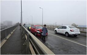 Accident în lanț, cu 16 mașini, pe o stradă din Alba Iulia. Șoferii n-au mai putut controla mașinile din cauza poleiului