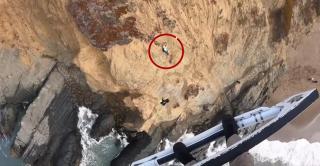 Agăţat de peretele abrupt al unei stânci, un bărbat şi-a văzut moartea cu ochii. Operaţiune de salvare la limita extremă, în California