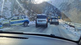 Maşină a Poliţiei, implicată într-un accident în Cluj. Şoferul vinovat a intrat pe contrasens, într-o curbă