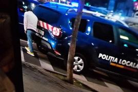 Un om al străzii a furat o maşină de poliţie de sub nasul agenţilor şi a fugit cu ea, în Arad. A făcut praf mai multe autovehicule înainte să fie prins