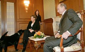 Putin îşi cere scuze de la Angela Merkel, speriată de câinele său în 2007: 