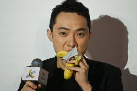 Antreprenorul Justin Sun a mâncat banana care l-a costat 6,2 milioane de dolari: "Este chiar foarte bună"