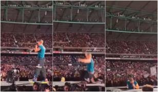 Momentul în care Chris Martin, solistul trupei Coldplay, cade printr-o gaură din scenă, în Australia: 