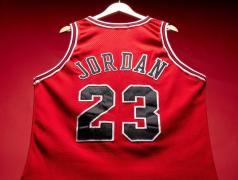 Un tricou purtat de Michael Jordan la Chicago Bulls, vândut cu peste 4 milioane de euro la licitaţie