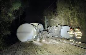 Tren încărcat cu benzină, deraiat în Mehedinţi. A fost emis mesaj RO-Alert. Opt persoane, evacuate din zonă