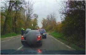 Amendă de 4.000 de lei pentru un şofer care s-a ţinut după o maşină de poliţie, în Suceava: "Le făcea coadă"