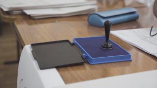 Incident la vot, în Braşov. Preşedintelui unei secţii i-a căzut un dulap în cap