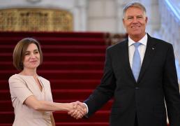 Ce cadou a primit Maia Sandu de la Klaus Iohannis. Lista darurilor protocolare ale preşedintei Republicii Moldova