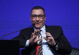 Victor Ponta a declarat la ieşirea de la urnele de vot că "azi e revoluţie": "Ne sperie, dar în final ne face bine"