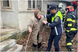 O femeie de 74 de ani a fost salvată de pompieri după ce casa ei a luat foc, în Vrancea. Flăcările au fost stinse rapid