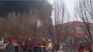 Incendiu puternic în Craiova la un depozit de materiale de construcţii. A fost emis mesaj Ro-Alert