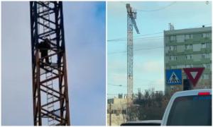 Un bărbat ameninţă că se aruncă de pe o macara