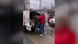 Curier bătut cu bestialitate de doi indivizi în Cluj-Napoca, sub ochii trecătorilor. Scenele şocante au fost filmate