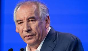 Franţa are un nou premier. Macron l-a numit în funcţie pe centristul François Bayrou