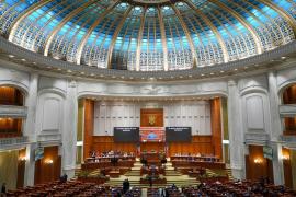 Soluţia găsită de politicieni pentru a aduce bani la buget. Noul Parlament ar putea avea mai puţine comisii