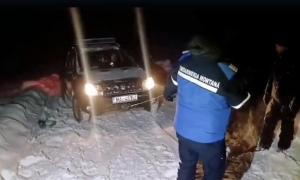 Doi adulți și un copil de 2 ani, salvați din nămeţi de jandarmi, în Alba. Se rătăciseră la întoarcere de la schi, iar zăpada le-a blocat drumul