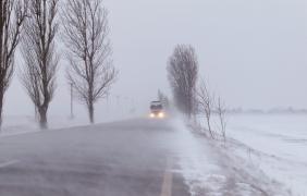 Mai bine de jumătate de ţară, inclusiv Capitala, intră de la ora 10.00 sub avertizări cod galben și portocaliu de vânt, viscol și polei