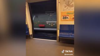 tren metrou ușă deschisă
