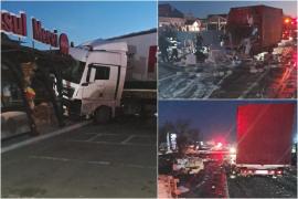 Prăpăd în Buzău după ce un camion s-a răsturnat, a lovit o maşină, apoi a intrat într-un restaurant. Şoferul a fost rănit