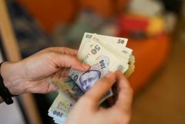 Astăzi începe distribuirea pensiilor pentru luna decembrie. Banii vor ajunge la toţi pensionarii până de sărbători