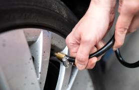 Şoferul verifica presiunea în pneuri