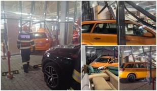 Un sucevean şi-a "parcat" maşina direct în vitrina unui magazin