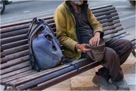 Suma colosală pe care un om al străzii a primit-o moştenire. De fericire, s-a îmbătat şi i-a uitat într-o gară din Germania