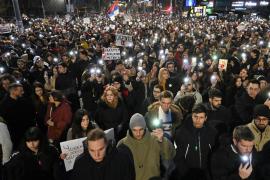 Protest cu zeci de mii de oameni în Belgrad. Sârbii au ieşit în stradă după ce 15 oameni au murit în Novi Sad: tavanul gării a căzut peste ei