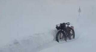 Un turist a urcat pe munte cu bicicleta, în zona Blana lovită de un viscol puternic. Reacţia Salvamont