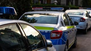 Un şofer de 68 de ani, cercetat pentru tentativă de omor după ce a luat un bărbat pe capotă şi a mers în zigzag 170m pe o stradă din Capitală