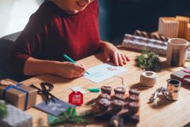 Motivul pentru care o femeie din Londra primeşte de 76 de ani aceeaşi felicitare de Crăciun din Germania