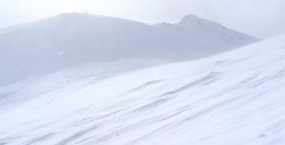 Risc însemnat de avalanşă în Munţii Bucegi. Salvamontiştii recomandă schiorilor să nu iasă de pe pârtiile amenajate