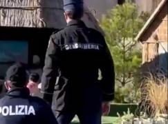 "Salvaţi copiii Ucrainei". O tânără din Ucraina s-a dezbrăcat şi a vrut să-l fure pe "pruncul Iisus" din Vatican