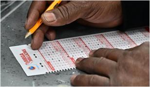 Un american a câştigat 1,22 miliarde $ la loto. Cu cât va mai rămâne după impozitare