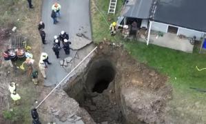 O femeie din SUA a plecat să-şi caute pisica şi a înghiţit-o pământul la propriu. De ce nu o pot găsi salvatorii într-o groapă de 9 m adâncime