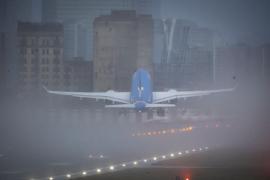 Alertă MAE pentru români, din cauza furtunii Darragh. Meteorologii au emis coduri portocaliu şi roşu de vreme extremă în UK şi Irlanda de Nord