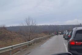 O șoferiță de 21 de ani, beată și posibil drogată s-a răsturnat cu mașina pe un drum din Gorj