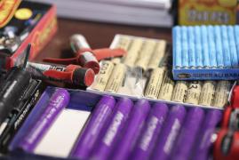 Doi tineri din Suceava, prinşi de jandarmi cu peste 1.600 de petarde şi artificii asupra lor