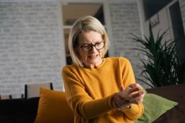 O activistă de 77 de ani riscă închisoarea pentru că are încheieturile prea subțiri: "Stă îngrozită, cu valiza făcută, așteptând ca poliția să-i bată la ușă"