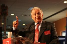 Pe 10 decembrie 2000, Ion Iliescu avea să câştige alegerile prezidenţiale din România, în dauna lui Corneliu Vadim Tudor