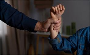 Bărbat de 35 de ani din Teleorman, reţinut după a agresat sexual o adolescentă care venise în vizită la fiul său. Fata a fost şi tâlhărită