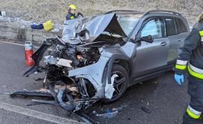 Băieţel de 2 ani aruncat prin parbriz, după un accident înfiorător. Micuţul fusese răpit de tatăl lui şi goneau într-un Mercedes, pe un drum din Italia