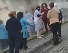 Cu faţa complet bandajată şi încă sunt influenţa anestezicului, o femeie a încercat să fugă dintr-o clinică din Turcia. Nu voia să plătească factura pentru operaţia estetică