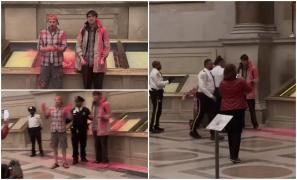 Mai mulți activiști de mediu au aruncat cu praf roșu pe geamul care protejează Constituția SUA