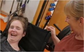 O glumă făcută de mamă a trezit-o din comă. Femeia a început să râdă pe patul de spital din UK pe care zăcea de 5 ani