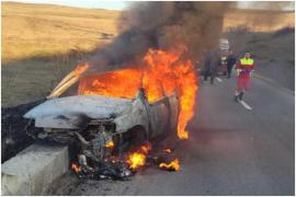 Tragedie în Alba. O persoană a fost găsită carbonizată, după ce maşina în care se afla s-a izbit violent de un cap de pod şi a luat foc