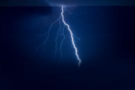 Patru persoane au ajuns la spital cu arsuri, după ce au fost lovite de fulger, în Sydney. Toți se aflau sub un copac