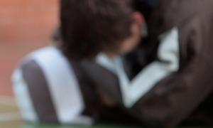 Băiat de 14 ani, încolţit de patru adolescenţi şi bătut cu cruzime, cu pumni şi picioare, într-un parc din Târgu Mureş. Alţi tineri au asistat la scenele violente