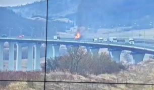 Trafic blocat pe autostrada A1, în Sibiu. Un TIR care transporta carton presat a lut foc şi s-a făcut scrum în zona viaductului de la Aciliu