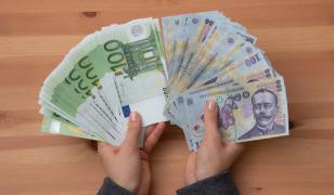 Ministrul Boloş: România ar avea nevoie de şapte ani pentru a reduce deficitul bugetar. Aderarea la zona euro, un obiectiv pe termen lung